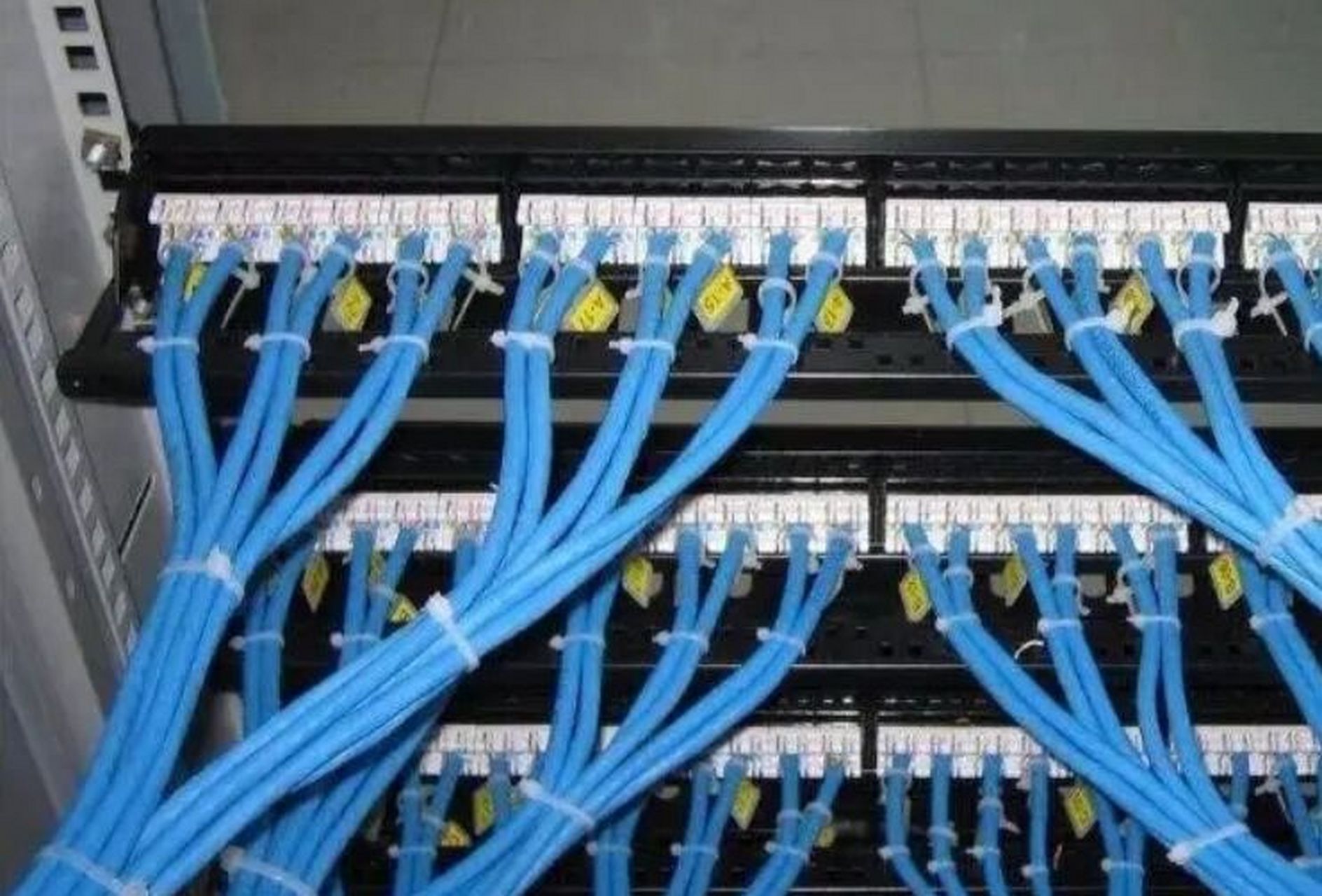 大型办公室网络综合布线施工方案设计?20人办公室网络布线? 在办公室